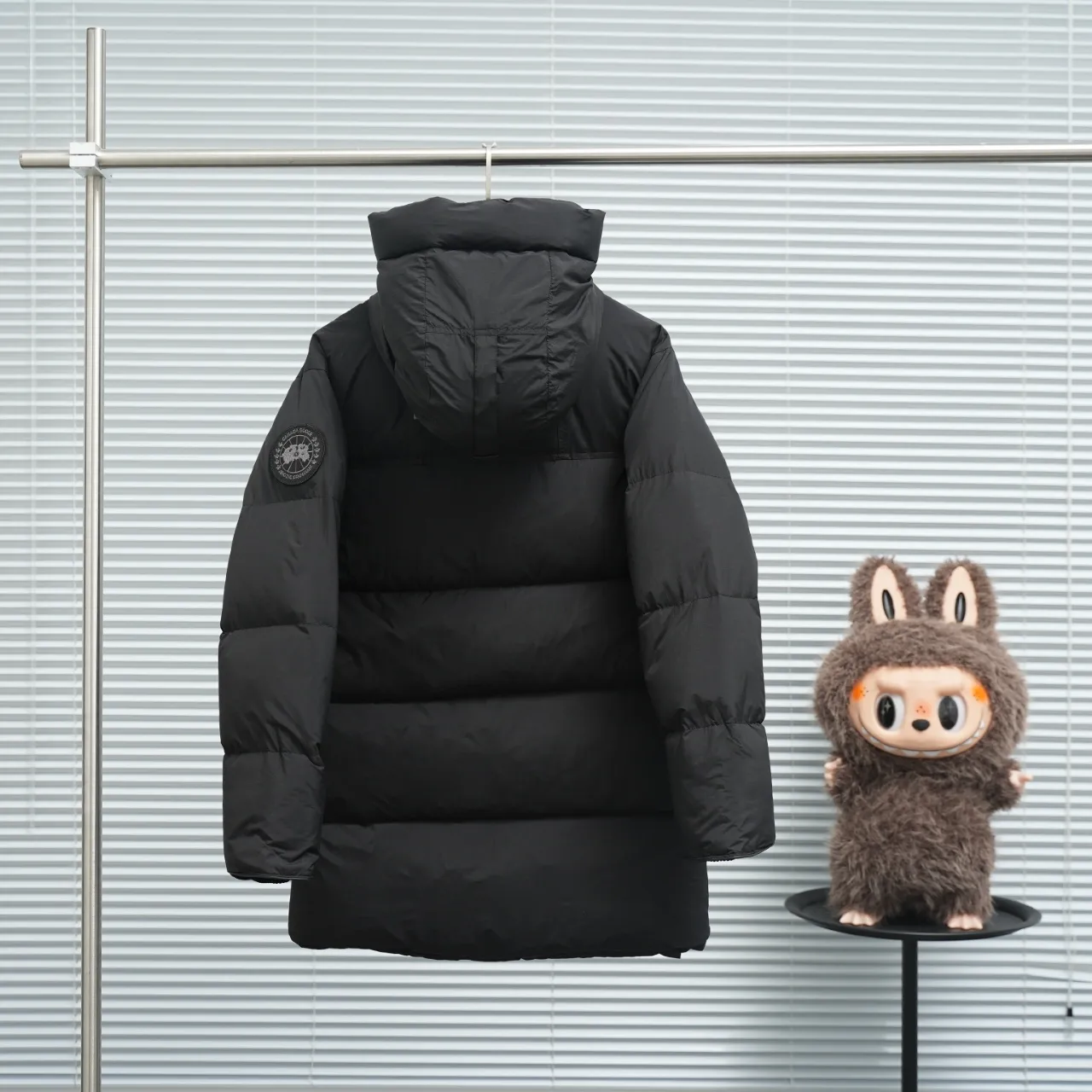 P940 Canada Goose Lawrence Down Jacket The Lawrence Down Jacket provides essential protection for everyday adventures and is made from sustainable Enduraluxe fabric with a durable soft touch. It features a quilted body, an adjustable down hood and a longer hem. Adjustable, down-filled, communicated hood. Two-way center front zipper increases range of motion and ventilation. The chin-protecting suede knit stand-up collar is soft and extra-comfortable. Inset rib-knit cuffs for added comfort and locked in heat. CORDURAD piping at the cuffs hem and reflective double-stripe grip tape at the back. Internal shoulder strap Color: black with red label black with black label azure blue Size: XS-2XL